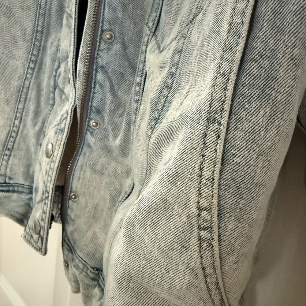 Y2K American Eagle Outfitters Blue Denim Jacket with White Lining - Picture 4 of 8